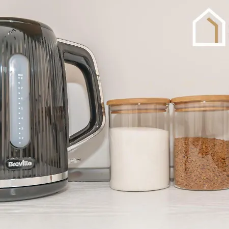 Stylish & Modern 2 Bed 2 Bath With Free Parking Apartament