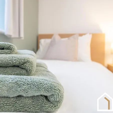 Stylish & Modern 2 Bed 2 Bath With Free Parking Apartament