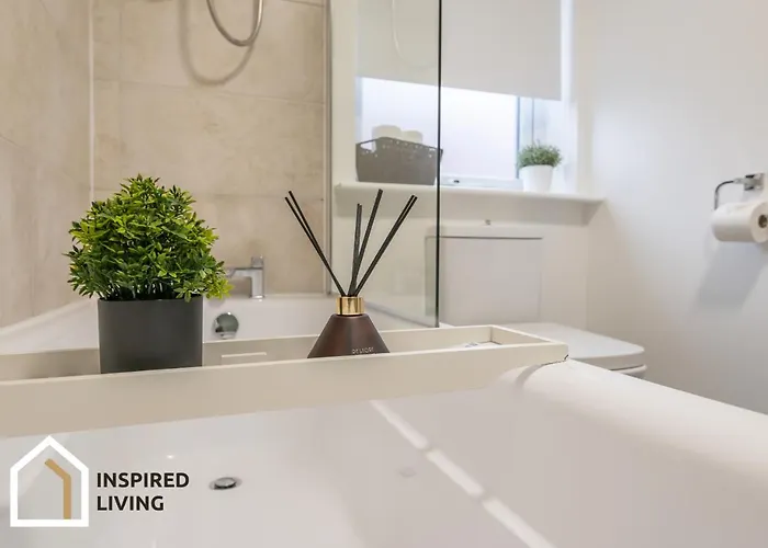 Stylish & Modern 2 Bed 2 Bath With Free Parking Apartament