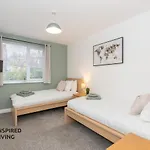 Stylish & Modern 2 Bed 2 Bath With Free Parking *