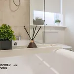 Stylish & Modern 2 Bed 2 Bath With Free Parking Apartment