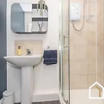 Apartment Stylish & Modern 2 Bed 2 Bath With Free Parking *
