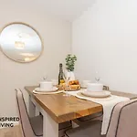Stylish & Modern 2 Bed 2 Bath With Free Parking Leeds (West Yorkshire)