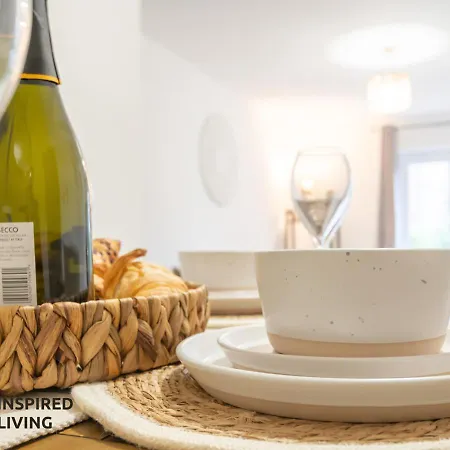 Stylish & Modern 2 Bed 2 Bath With Free Parking Lejlighed *