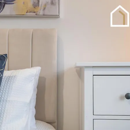 Stylish & Modern 2 Bed 2 Bath With Free Parking Lejlighed