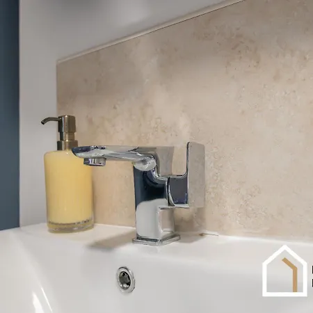 Stylish & Modern 2 Bed 2 Bath With Free Parking Lejlighed *