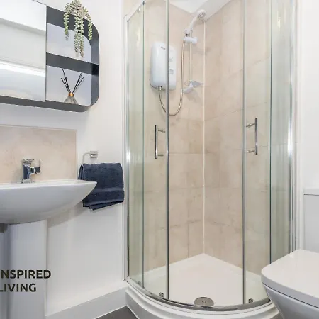 Stylish & Modern 2 Bed 2 Bath With Free Parking *