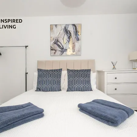 Stylish & Modern 2 Bed 2 Bath With Free Parking Lejlighed