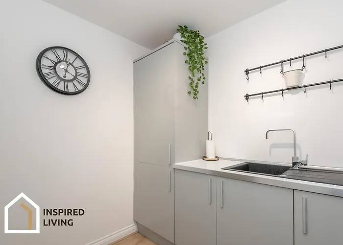 Stylish & Modern 2 Bed 2 Bath With Free Parking דירה לידס