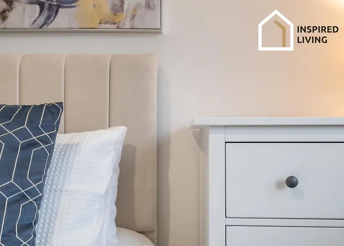 Stylish & Modern 2 Bed 2 Bath With Free Parking דירה