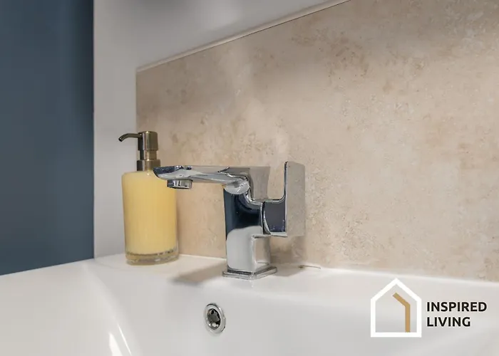 Stylish & Modern 2 Bed 2 Bath With Free Parking דירה *