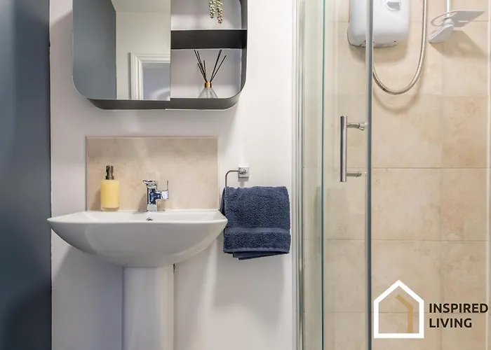 Stylish & Modern 2 Bed 2 Bath With Free Parking דירה לידס