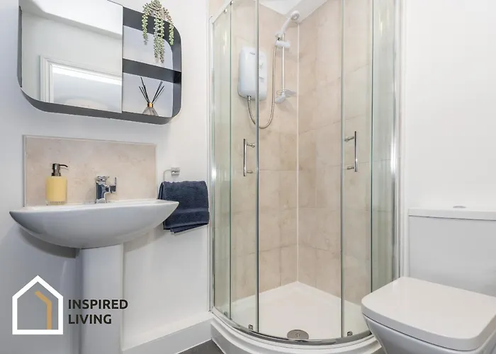 Stylish & Modern 2 Bed 2 Bath With Free Parking *